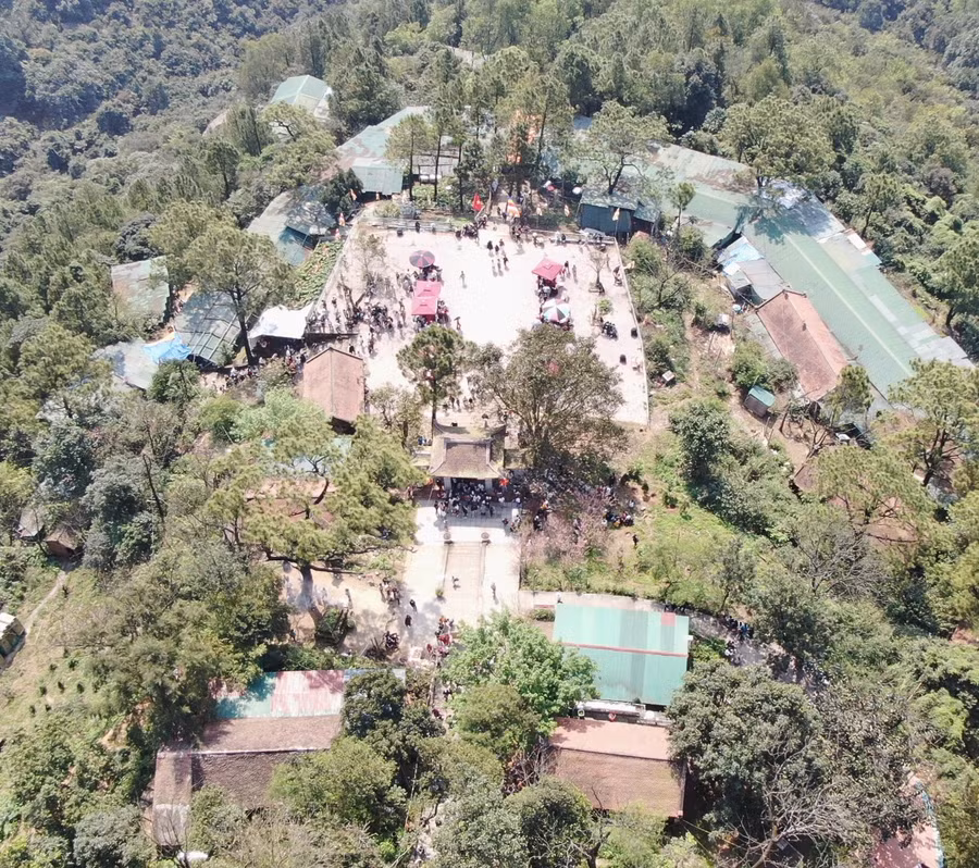 Chùa Hương Tích có tên gọi đầy đủ là Hương Tích Cổ Tự hay còn được biết đến với cái tên Chùa Thơm là một ngôi chùa vô cùng nổi tiếng nằm tại xã Thiên Lộc, thuộc huyện Can Lộc, tỉnh Hà Tĩnh. Chùa nằm ở độ cao 650 mét so với mực nước biển, tọa lạc trên đỉnh của một trong những ngọn núi đẹp và hùng vỹ nhất dãy Hồng Lĩnh.