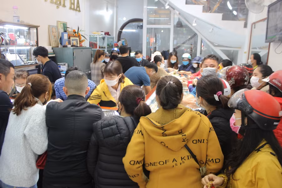 Nhiều chủ của hàng cho biết, mặc dù giá vàng giảm nhưng vẫn ở ngưỡng cao cùng với dịch COVID-19 cũng đã tác động đến sức mua vàng của người dân giảm xuống khoảng 30%. Nhiều cửa hàng đã nhận bán hàng online cho khách hàng lựa chọn mẫu mã và nhận chuyển khoản đặt hàng trước để tránh việc khách hàng ngại chờ lâu trong ngày vía Thần Tài.