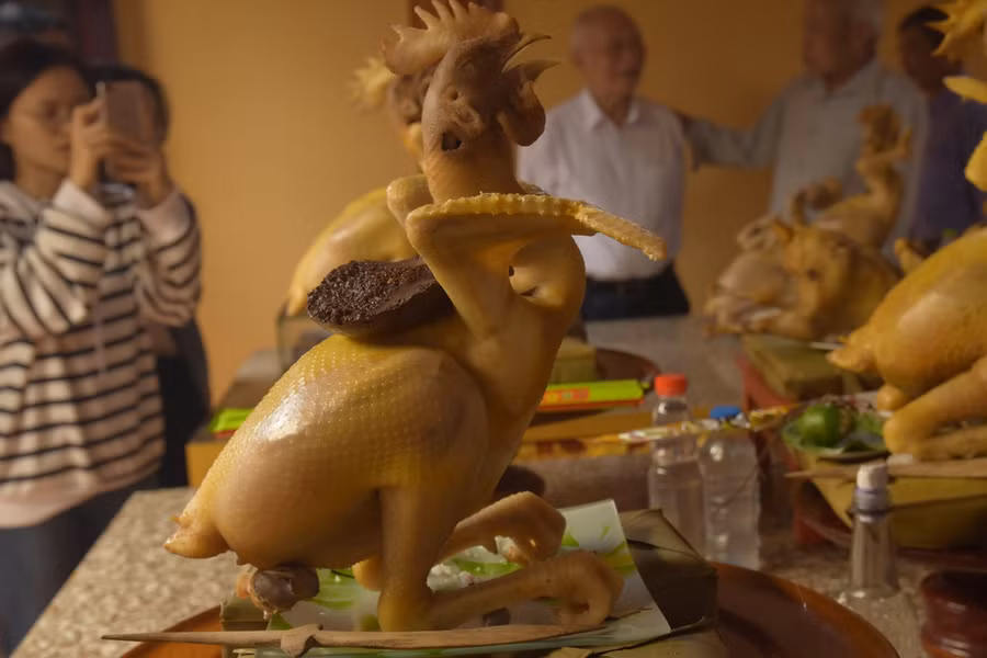 Những thế gà độc đáo luôn là tâm điểm, thu hút nhiều người đến chiêm ngưỡng.