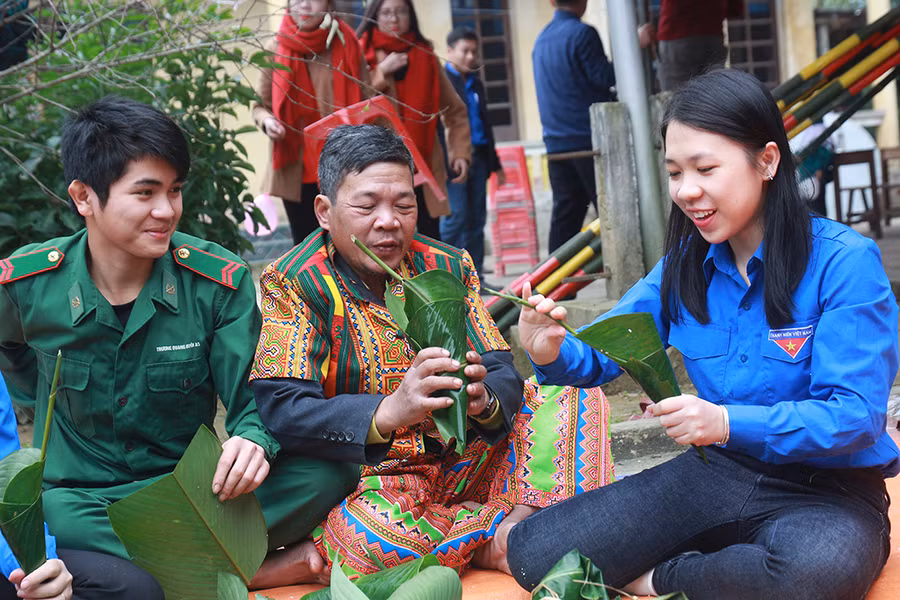 Hướng dẫn bà con người Chứt làm bánh chưng