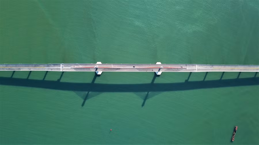 Phần cầu chính Cửa Hội có bề rộng cầu chính 18,5m, bề rộng cầu dẫn 16m. Tĩnh không thông thuyền đáp ứng cho tàu biển có tải trọng đến 2.000 DWT.