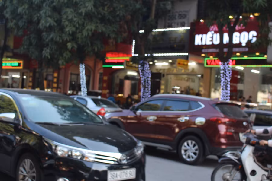 Tuyến đường Nguyễn Công Trứ - nơi tập trung nhiều tiệm vàng tại TP Hà Tĩnh, xe cộ khá khó khăn di chuyển trong ngày vía Thần Tài