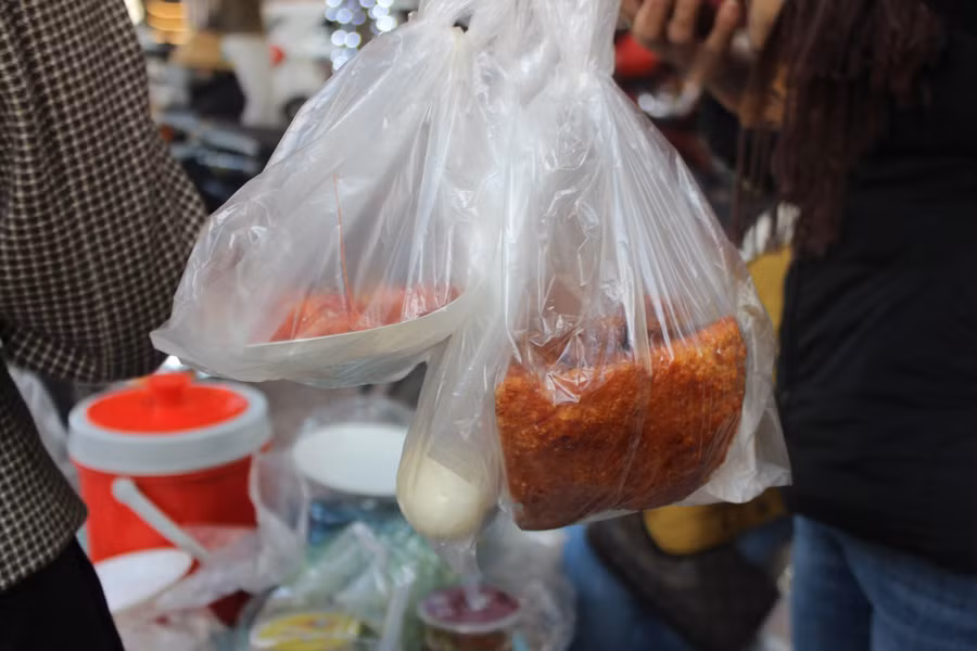 Ngoài trang sức, heo quay và xôi gấc cũng cháy hàng trong ngày vía Thần Tài