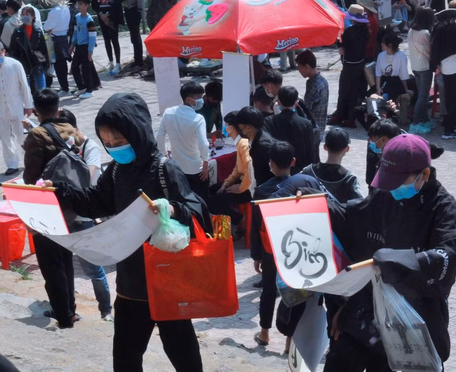 Du khách đeo khẩu trang kín mít đi lễ chùa Hương Tích