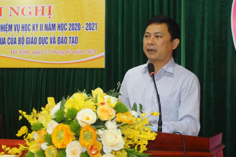 Ông Lê Ngọc Châu, Phó Chủ tịch UBND tỉnh Hà Tĩnh biểu dương những kết quả ngành giáo dục Hà Tĩnh đạt được trong năm học vừa qua.