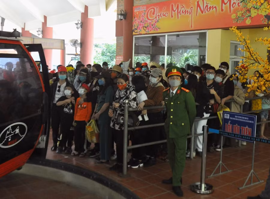 Tại các bến thuyền, bến xe điện, ca bin cáp treo, số lượng khách trên mỗi chuyến đi được giảm bớt để đảm bảo giữ khoảng cách phòng dịch.