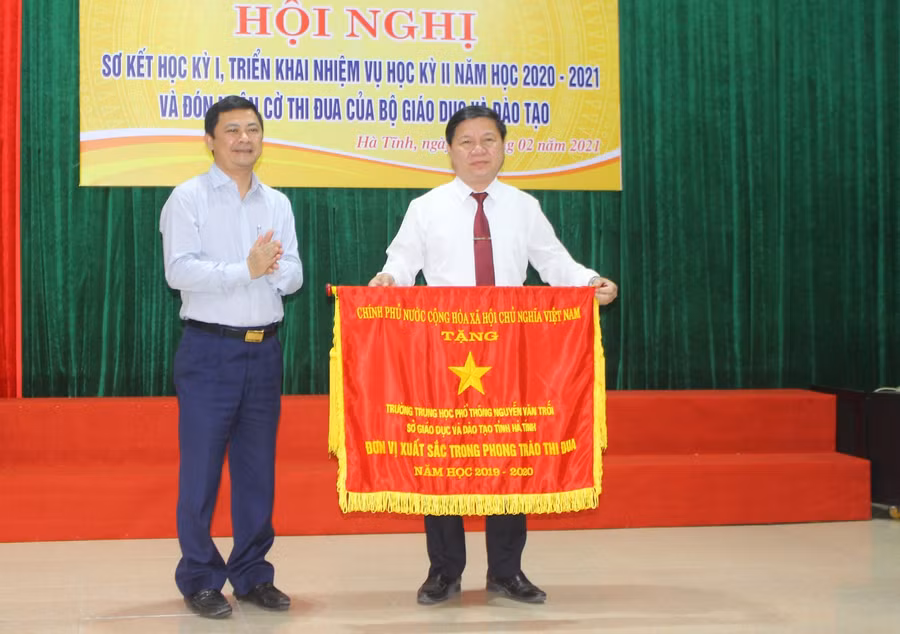 Trường THPT Nguyễn Văn Trỗi nhận cờ Đơn vị xuất sắc trong phong trào thi đua của Chính phủ.