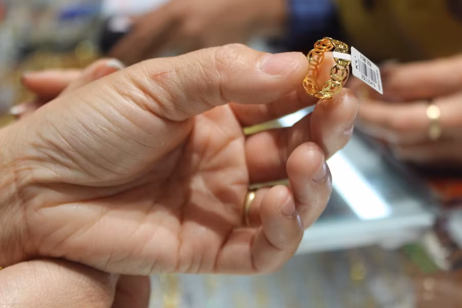 Để đáp ứng nhu cầu của khách hàng, các cửa hàng đã tung ra nhiều mẫu mã mới lạ như: nhẫn Thần tài ...