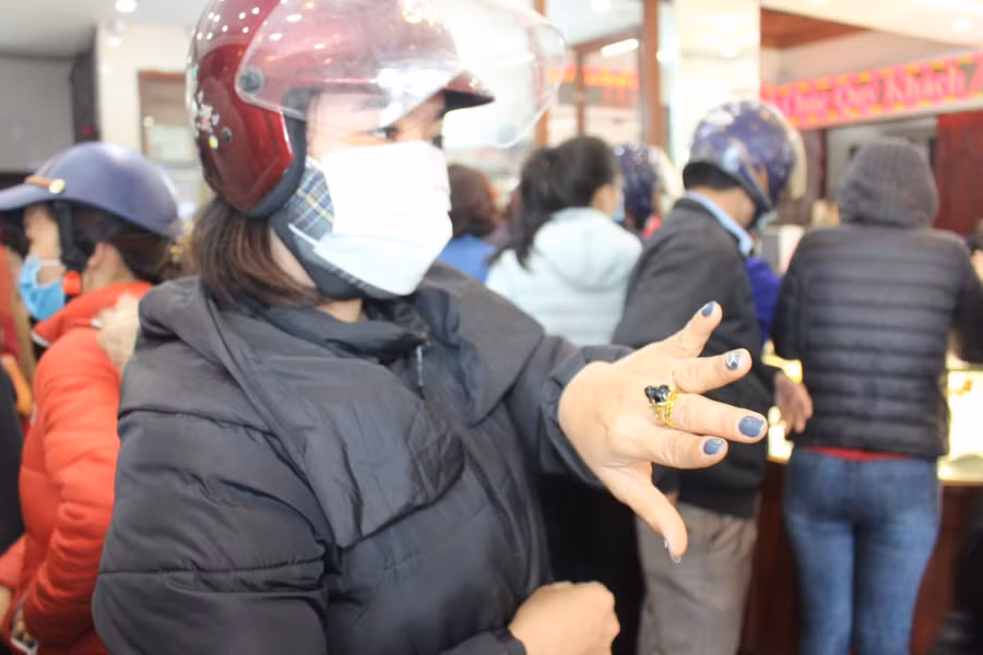 nhẫn tỳ hưu... Những mẫu mã này thường "đội" giá lên từ 100-200.000 đồng/lượng do chi phí gia công.