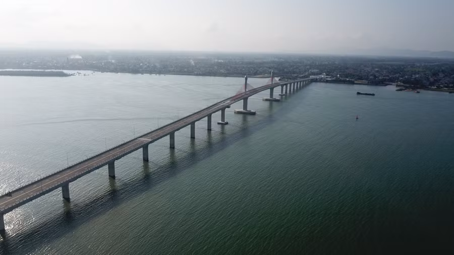 Dự án có tổng chiều dài hơn 5,3km. Phần cầu chính Cửa Hội dài hơn 1,7km, còn lại là phần đường dẫn phía Nghệ An và Hà Tĩnh. Đây là cây cầu thứ 4 bắc qua sông Lam, nối hai tỉnh Nghệ An và Hà Tĩnh. Được xem là cầu đường bộ dài nhất miền Trung sau khi hoàn thành. Phá kỷ lục cầu Đà Rằng mới bắc qua sông Ba đoạn qua TP Tuy Hòa (Phú Yên) dài 1,6 km.