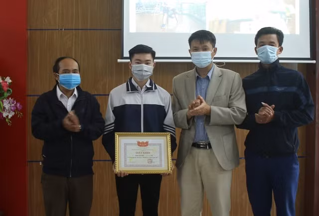 Lãnh đạo nhà trường tuyên dương và khen thưởng hành động đẹp của em Nguyễn Việt Thạch