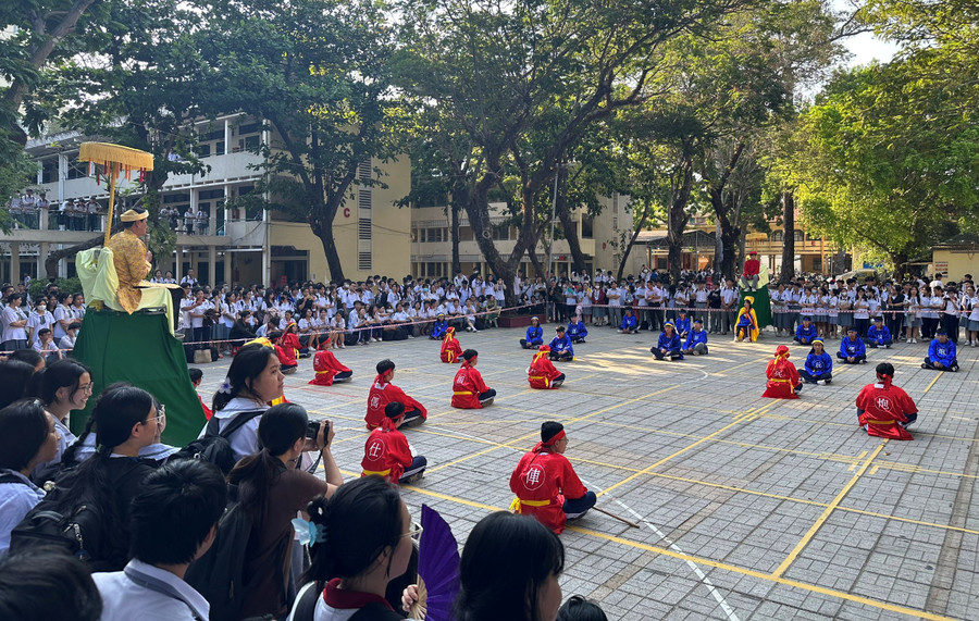 Phần thi cờ người thu hút nhiều học sinh, giáo viên theo dõi.