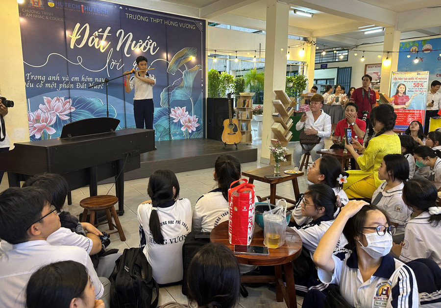 Ngoài phần thi đấu cờ người, hoạt động giao lưu "Sách - Âm nhạc và Cookies chủ đề "Đất nước lời ru" thu hút nhiều học sinh đến tìm hiểu.
