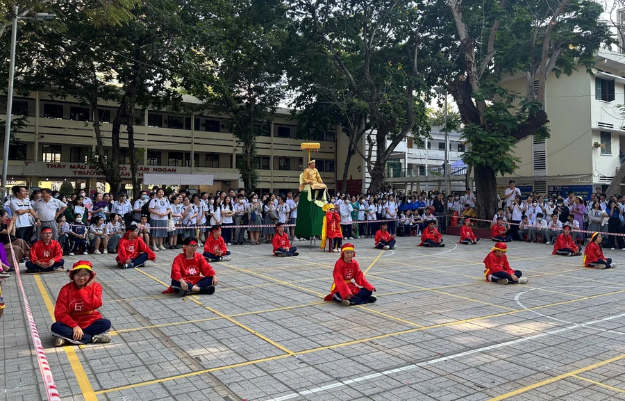 Hoạt động được chờ đón nhất trong chương trình chính là phần thi đấu cờ người do Tổ giáo dục thể chất - quốc phòng chủ trì.