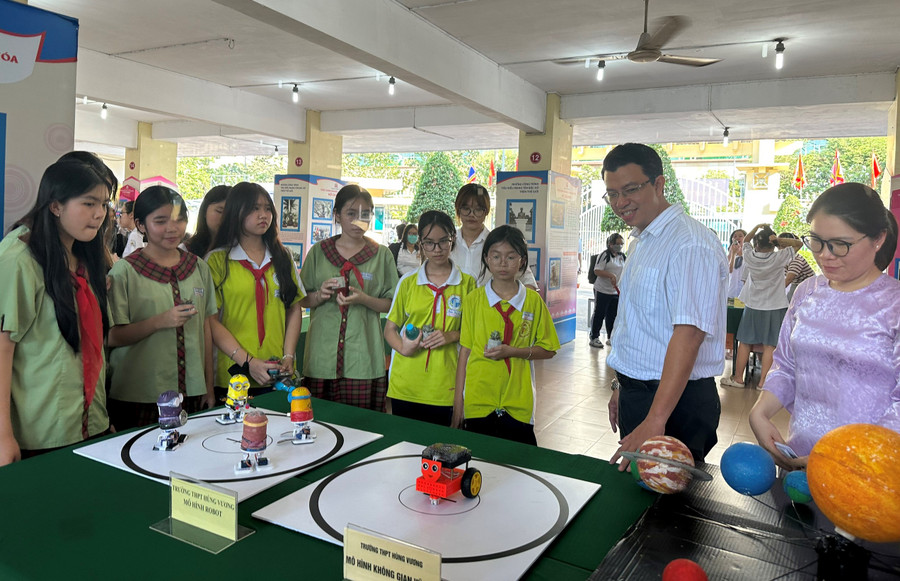 Học sinh THCS tham quan các hoạt động.