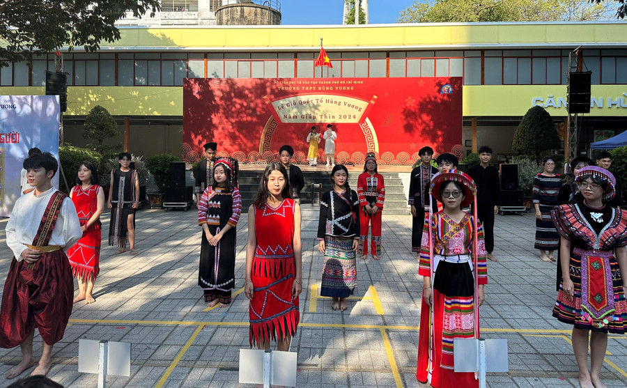 Học sinh Trường THPT Hùng Vương trình diễn trang phục của dân tộc.