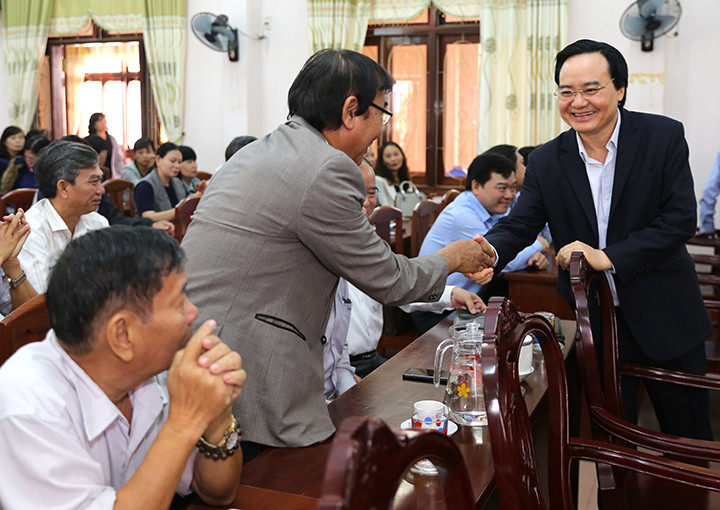 Sáng ngày 3/12, Bộ trưởng Phùng Xuân Nhạ đã có mặt tại huyện Tuy Phước (Bình Định) để tiếp xúc cử tri nơi đây.