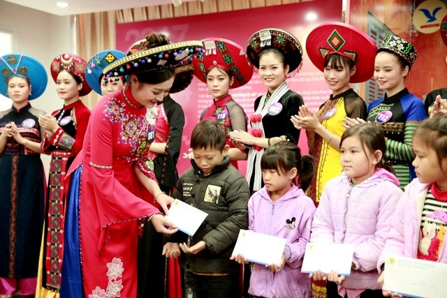 Các thí sinh trao quà cho các em nhỏ có hoàn cảnh khó khăn ở huyện Cao Phong Các thí sinh trao quà cho các em nhỏ có hoàn cảnh khó khăn ở huyện Cao Phong