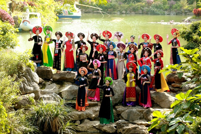 Bộ sưu tập lấy ý tưởng từ những tấm thổ cẩm đang dần bị mai một. Bộ sưu tập lấy ý tưởng từ những tấm thổ cẩm đang dần bị mai một.