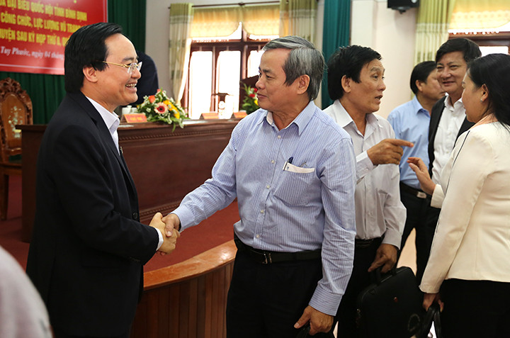 Sau 3 tiếng đồng hồ làm việc, Bộ trưởng Phùng Xuân Nhạ đã giải đáp mọi thắc mắc của cử tri về những vấn đề thời sự nóng hiện nay.