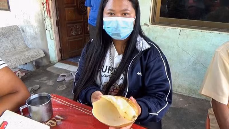 Đi ăn tối, cô gái vô tình phát hiện báu vật trong vỏ ốc - ảnh 2