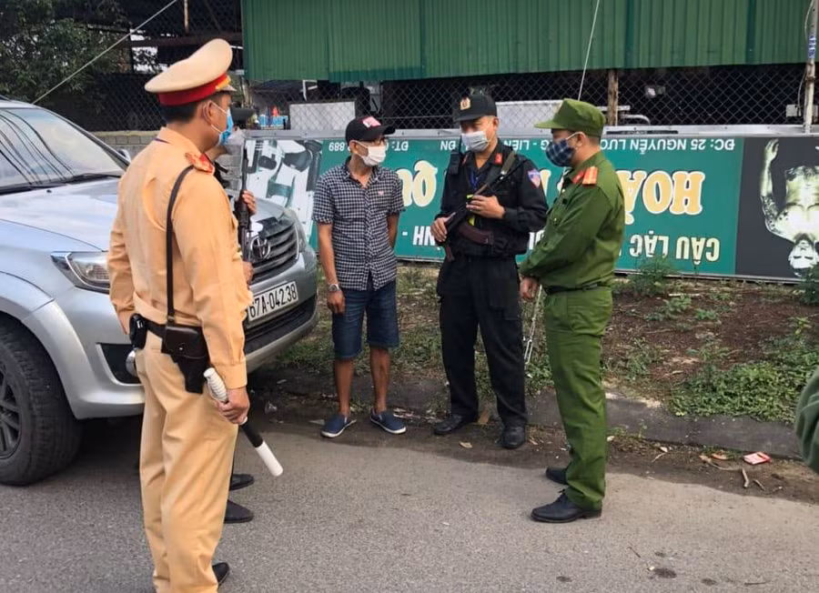 Công an phát hiện 3 người Trung Quốc nhập cảnh trái phép. Ảnh công an. 