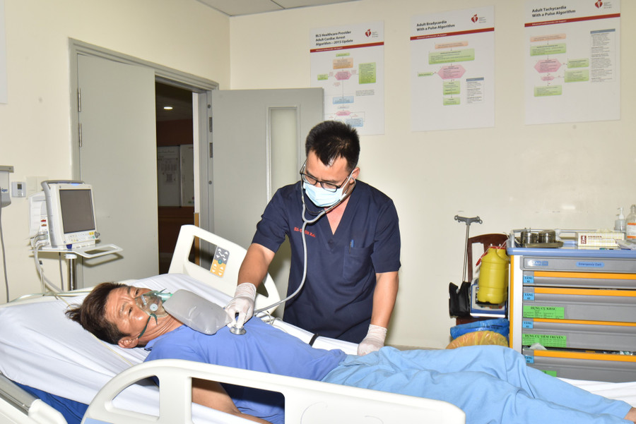 Bác sĩ Bệnh viện Quân y 175 thăm khám cho người bệnh. Bác sĩ Bệnh viện Quân y 175 thăm khám cho người bệnh.
