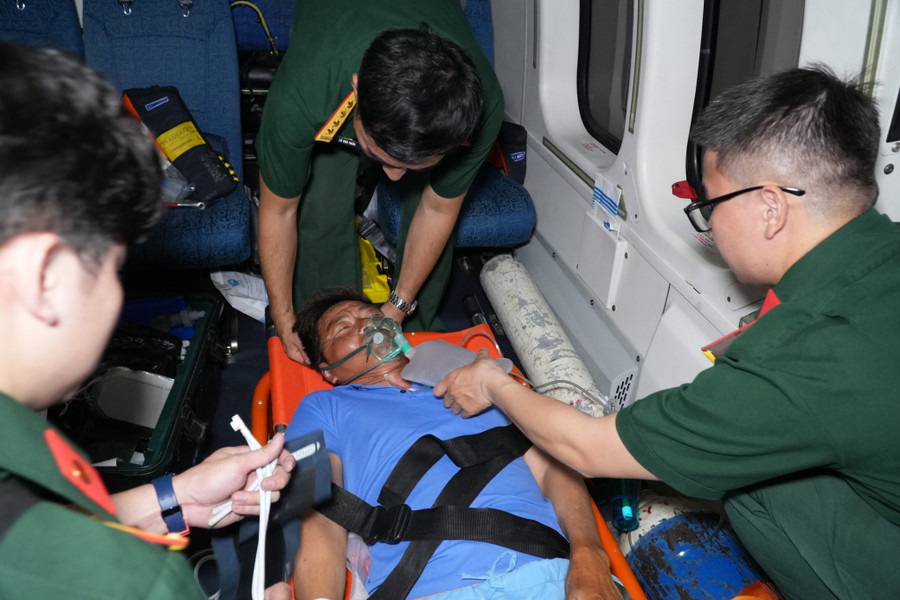 Bệnh nhân được chăm sóc chu đáo trong quá trình bay về đất liền. Bệnh nhân được chăm sóc chu đáo trong quá trình bay về đất liền.