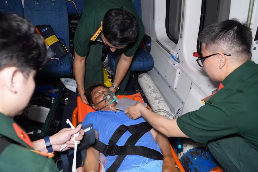 Bệnh nhân được chăm sóc chu đáo trong quá trình bay về đất liền.