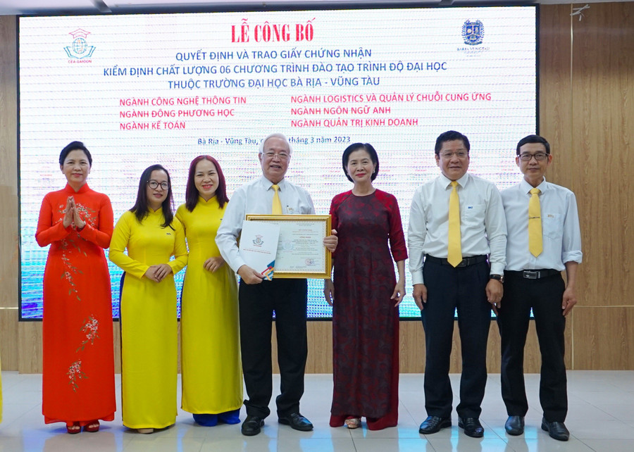 Ban giám hiệu nhà trường nhận giấy Chứng nhận kiểm định chất lượng giáo dục. Ban giám hiệu nhà trường nhận giấy Chứng nhận kiểm định chất lượng giáo dục.