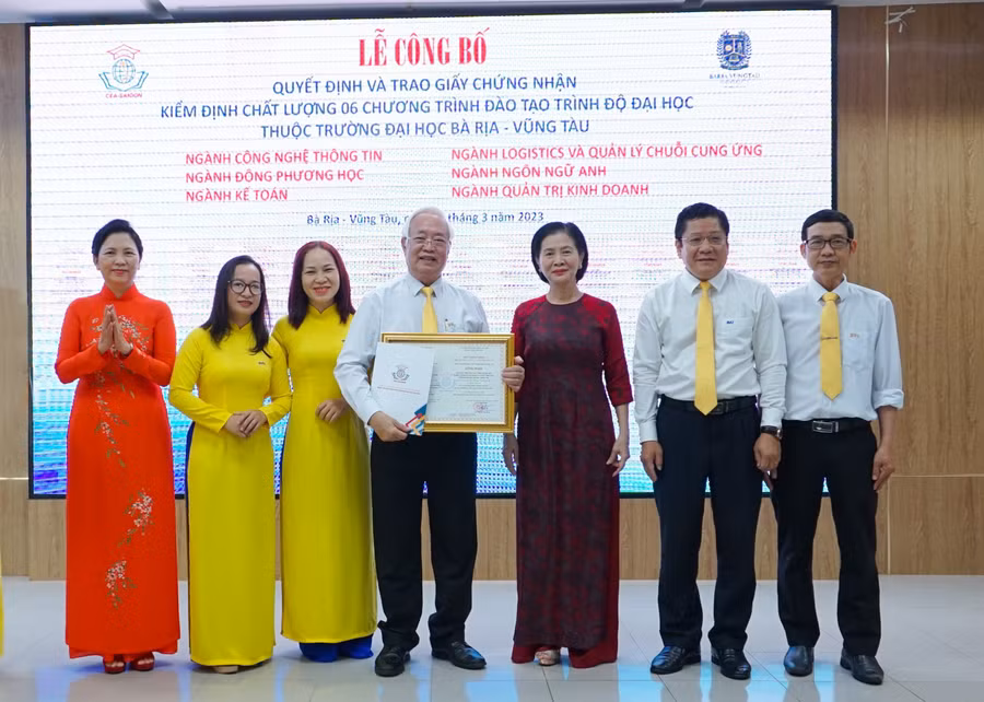 Ban giám hiệu nhà trường nhận giấy Chứng nhận kiểm định chất lượng giáo dục.