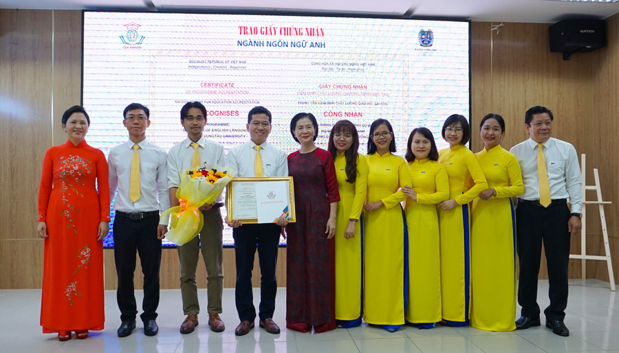 Ngành Ngôn ngữ Anh nhận giấy Chứng nhận kiểm định chất lượng. Ngành Ngôn ngữ Anh nhận giấy Chứng nhận kiểm định chất lượng.