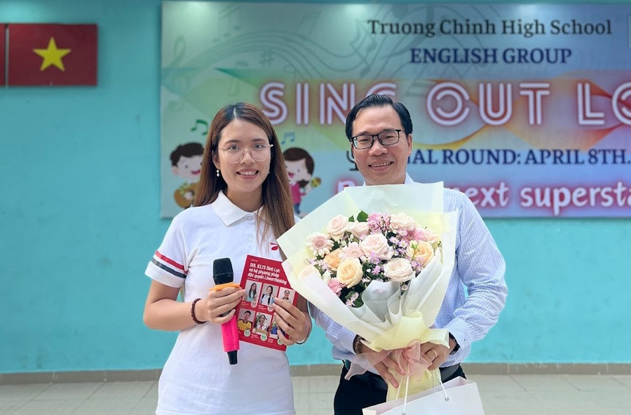 Đại diện DOL IELTS Đình Lực tặng quà BGH trường THPT Trường Chinh.