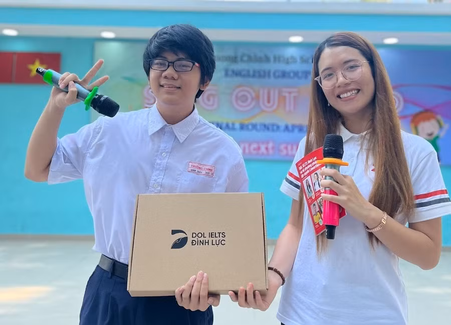 Các bạn học sinh nhận phần quà từ DOL IELTS Đình Lực.