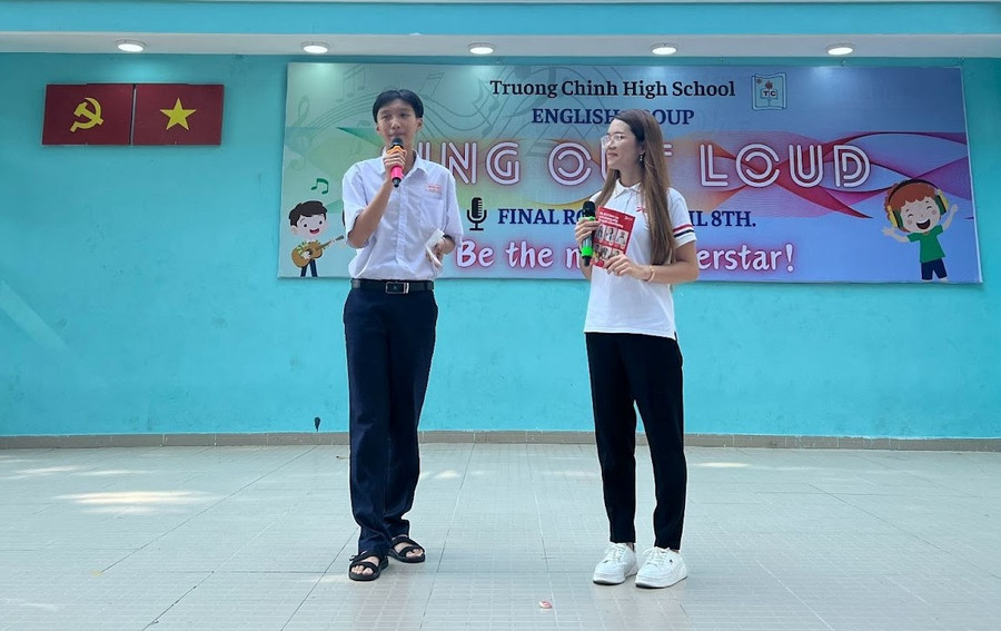 Các bạn học sinh trường THPT Trường Chinh giao lưu cùng diễn giả Ngọc Anh.