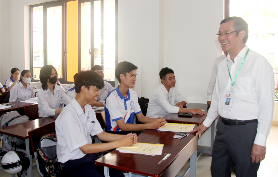 Thứ trưởng Nguyễn Văn Phúc động viên học sinh Trường THPT Nguyễn Trung Trực. Thứ trưởng Nguyễn Văn Phúc động viên học sinh Trường THPT Nguyễn Trung Trực.
