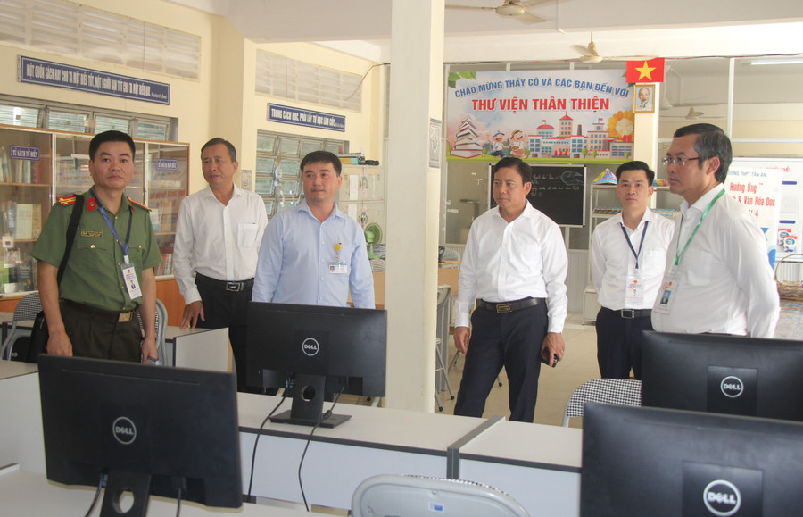 Đoàn công tác của Bộ GD&ĐT kiểm tra tại khu vực chấm thi. Đoàn công tác của Bộ GD&ĐT kiểm tra tại khu vực chấm thi.