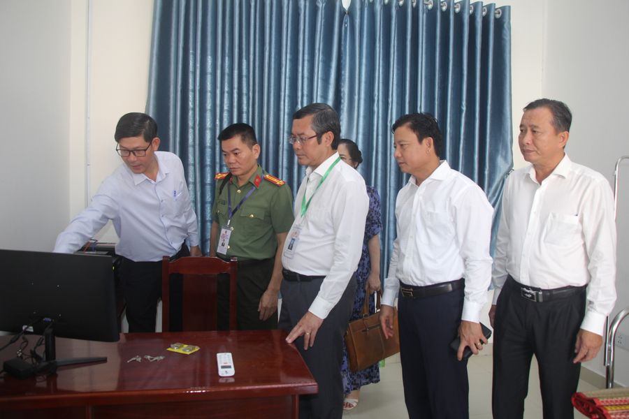 Thứ trưởng Nguyễn Văn Phúc cùng đoàn công tác kiểm tra thực tế tại điểm thi Trường THPT Nguyễn Trung Trực.