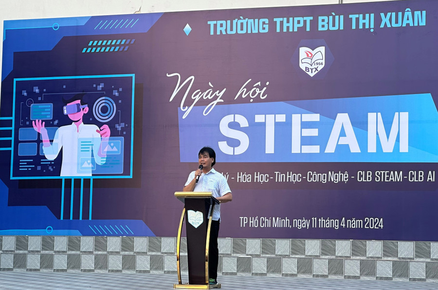 Thầy Huỳnh Thanh Phú phát biểu khai mạc ngày hội. Thầy Huỳnh Thanh Phú phát biểu khai mạc ngày hội.