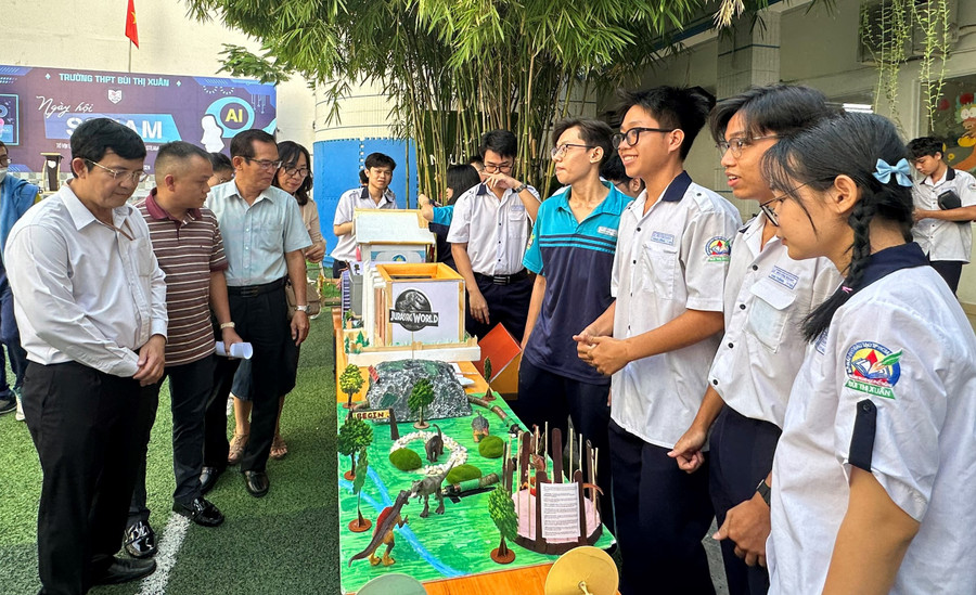 Học sinh giới thiệu sản phẩm tại ngày hội. Học sinh giới thiệu sản phẩm tại ngày hội.