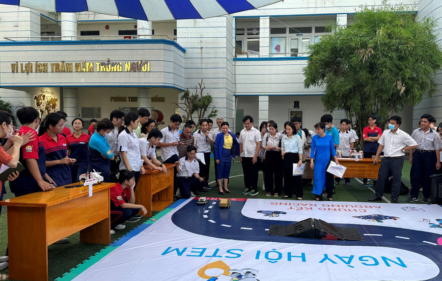 Nhóm học sinh trình diễn sản phẩm tại ngày hội. Nhóm học sinh trình diễn sản phẩm tại ngày hội.