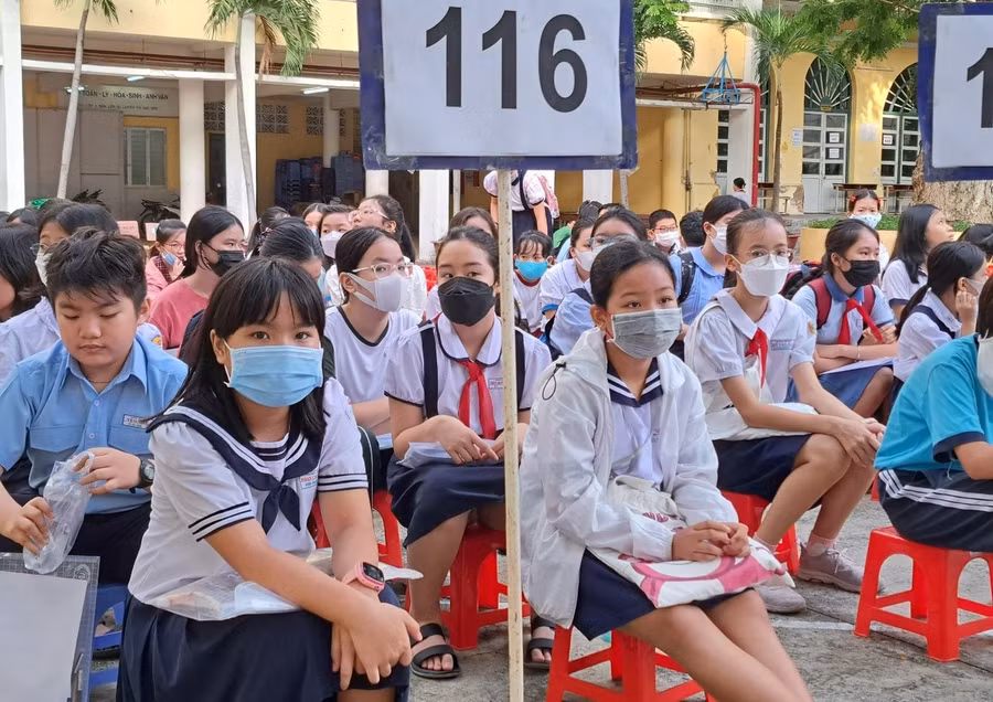 Học sinh tham gia kỳ khảo sát vào Trường THPT chuyên Trần Đại Nghĩa năm học 2023-2024. Ảnh. TN.