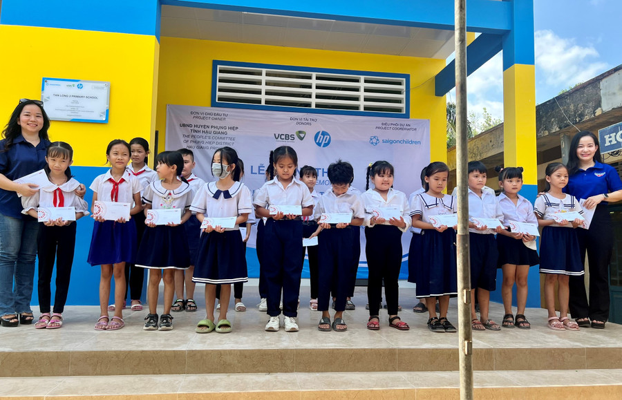 Các em học sinh nhận học bổng từ nhà hảo tâm.