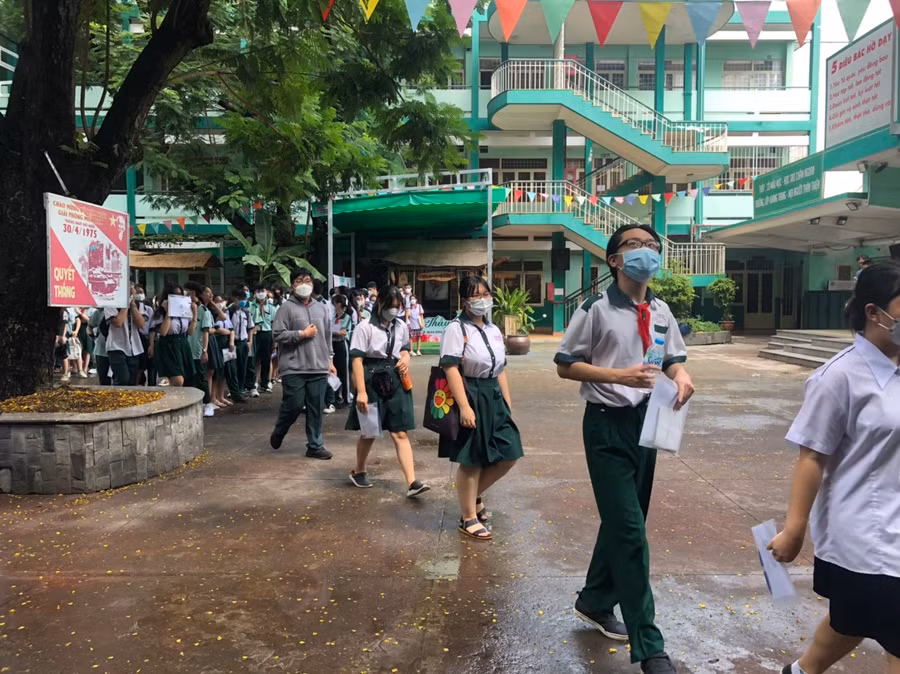 Thí sinh đến điểm thi Trường THCS Hà Huy Tập để làm thủ tục dự thi.