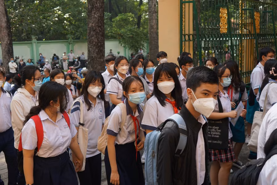 Thí sinh đến Trường THPT Trưng Vương làm thủ tực dự thi.