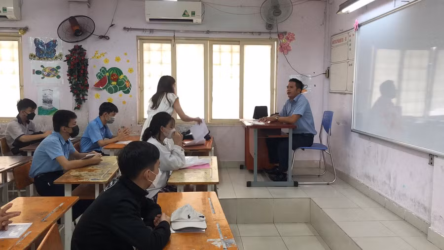 Giáo viên tại điểm thi Trường THCS Hà Huy Tập kiểm tra thông tin của các thí sinh.