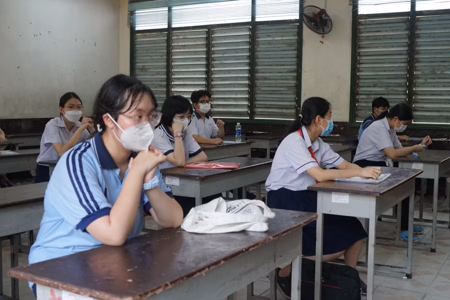 Thí sinh dự thi tại Trường THPT Trưng Vương nghe phổ biến quy chế thi.