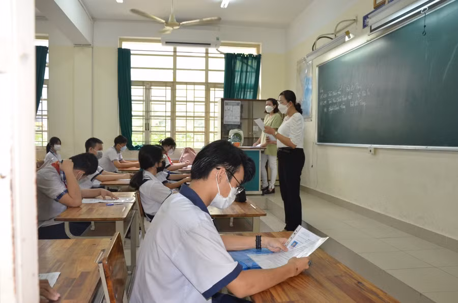 Thí sinh tại điểm thi Trường THCS Lê Văn Tám nghe phổ biến quy chế thi.