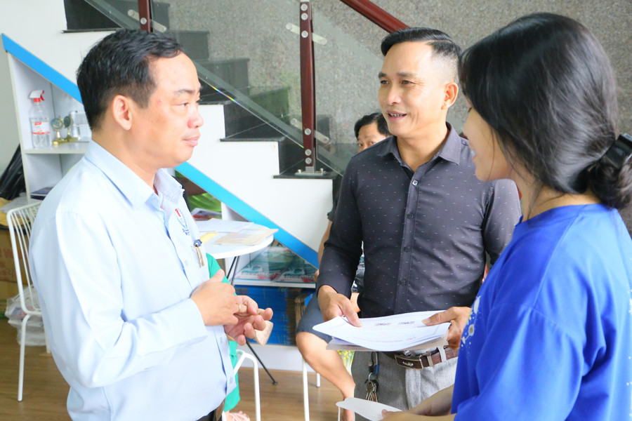 Thạc sĩ Nguyễn Đăng Lý trao đổi với phụ huynh và học sinh khi đến làm thủ tục nhập học hệ 9+ tại trường. Thạc sĩ Nguyễn Đăng Lý trao đổi với phụ huynh và học sinh khi đến làm thủ tục nhập học hệ 9+ tại trường.