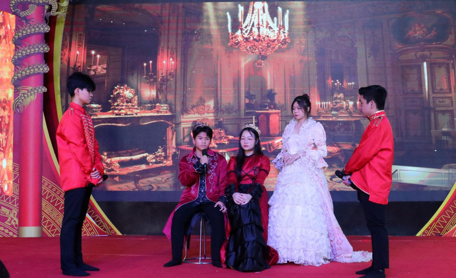 Học sinh Trường Nam Việt trình diễn vũ khúc Shakespeare.